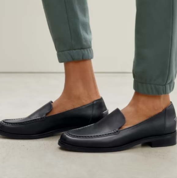 Everlane Shoes - Everlane (Size 9) Black Leather with Stitch Trim Transitional Wear Modern Loafer